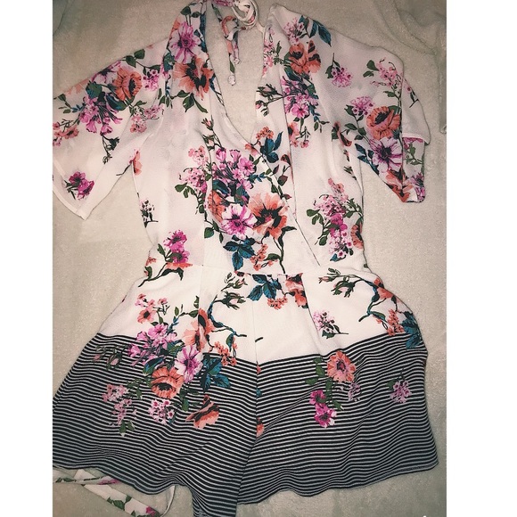 🌸Flirty Floral Romper🌸 - Picture 1 of 4
